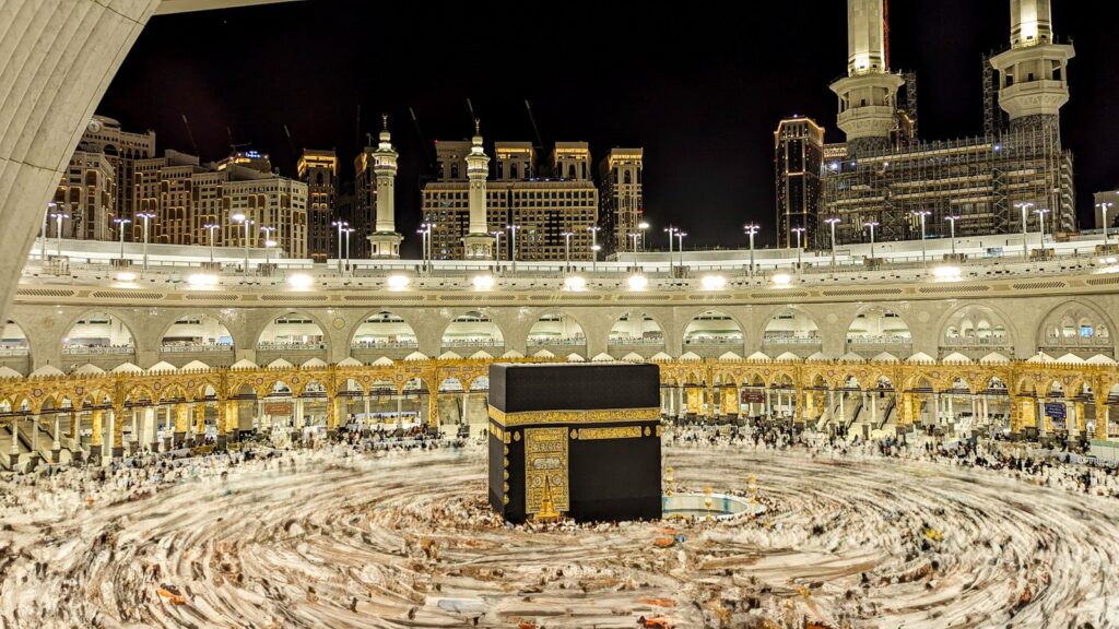 Kaaba di Makkah pada malam hari dengan jamaah yang sedang tawaf