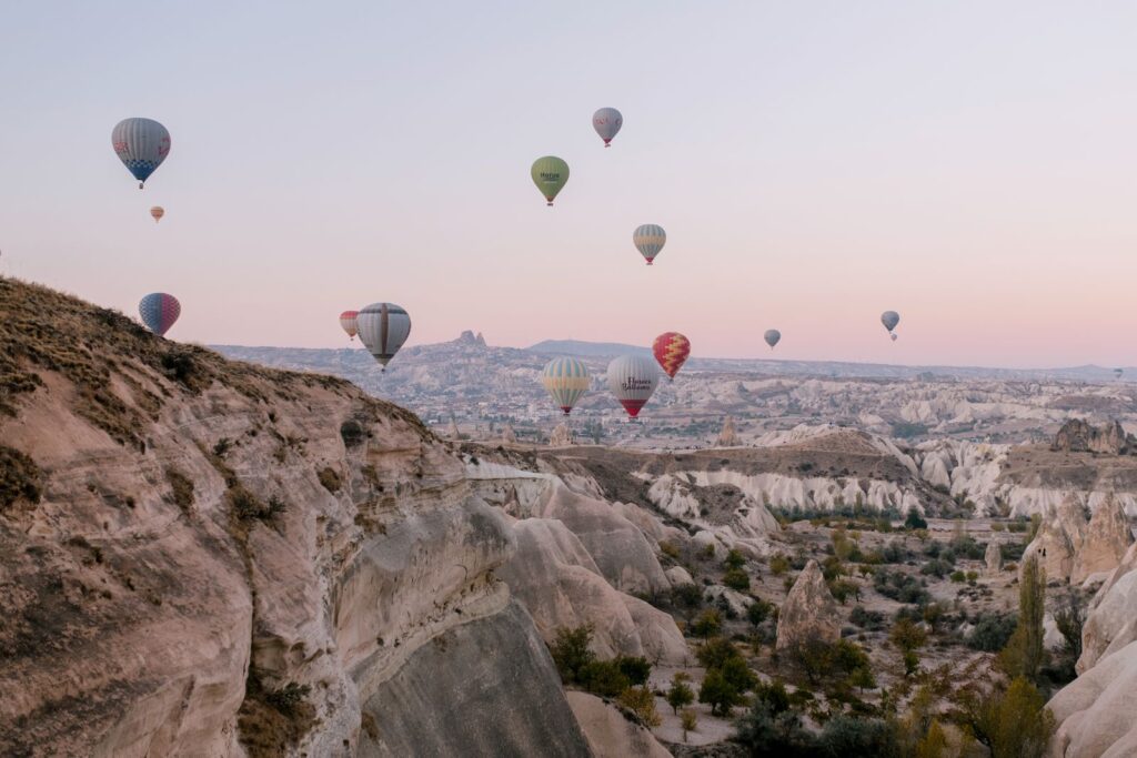 Balon udara di atas lembah batu Cappadocia Turki saat matahari terbit