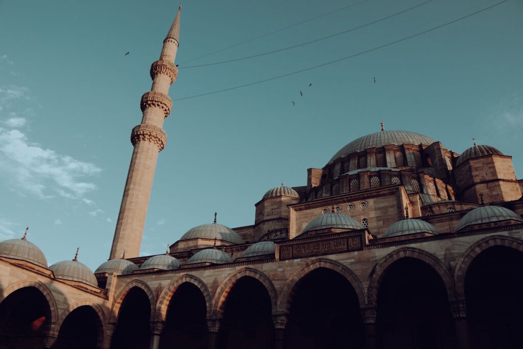 Masjid Suleymaniye di Istanbul dengan kubah dan menara di bawah langit biru