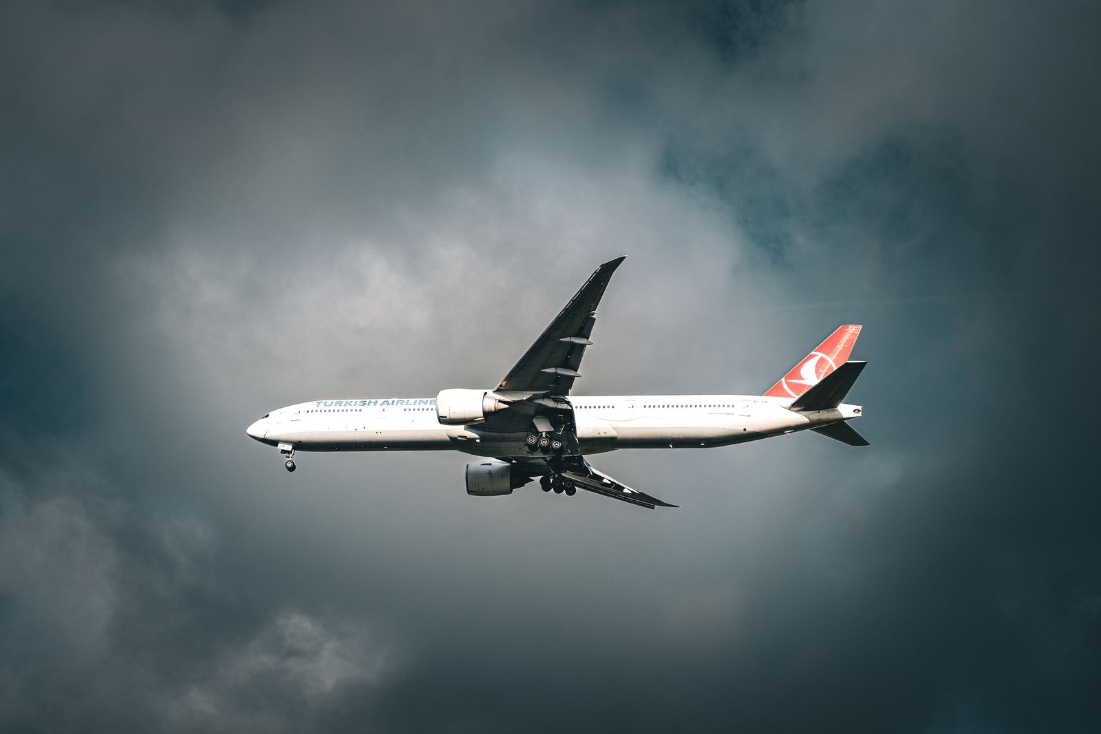 Pesawat Turkish Airlines bersiap di landasan pacu sebelum penerbangan