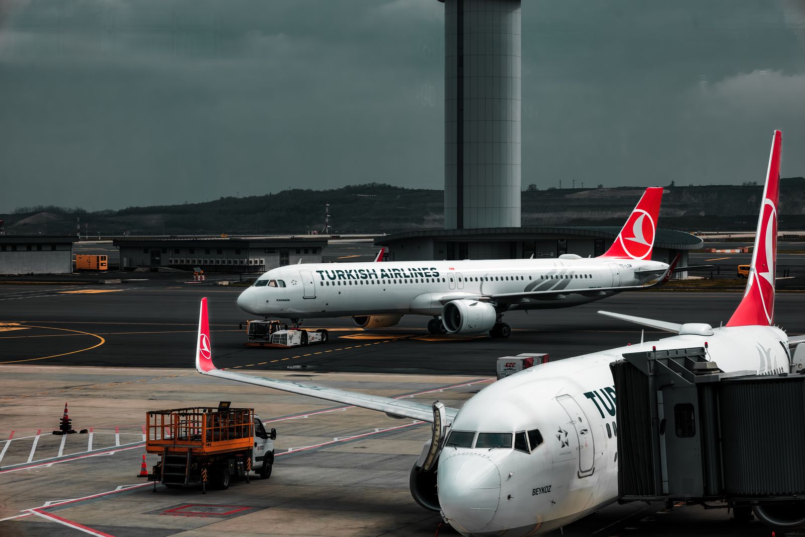 Armada pesawat Turkish Airlines di bandara — maskapai pilihan paket umroh plus Turki
