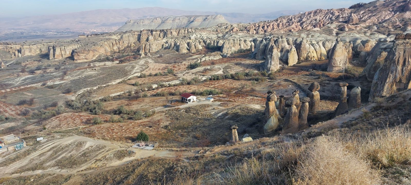 Panorama udara Cappadocia dengan cerobong batu kapur khas lembahnya