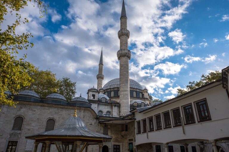 Masjid Eyup Sultan Istanbul: Sejarah, Ziarah Makam Abu Ayyub Al-Ansari, dan Tips Kunjungan