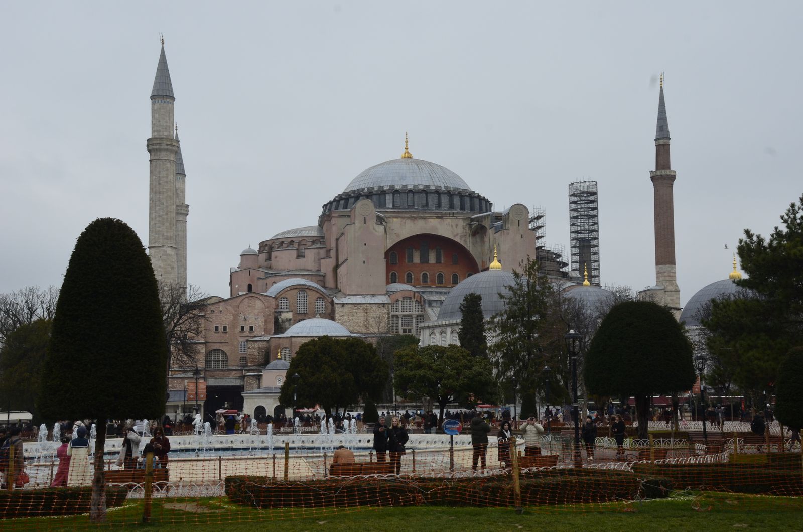 Hagia Sophia Istanbul dengan kubah besar dan menaranya dikelilingi pengunjung