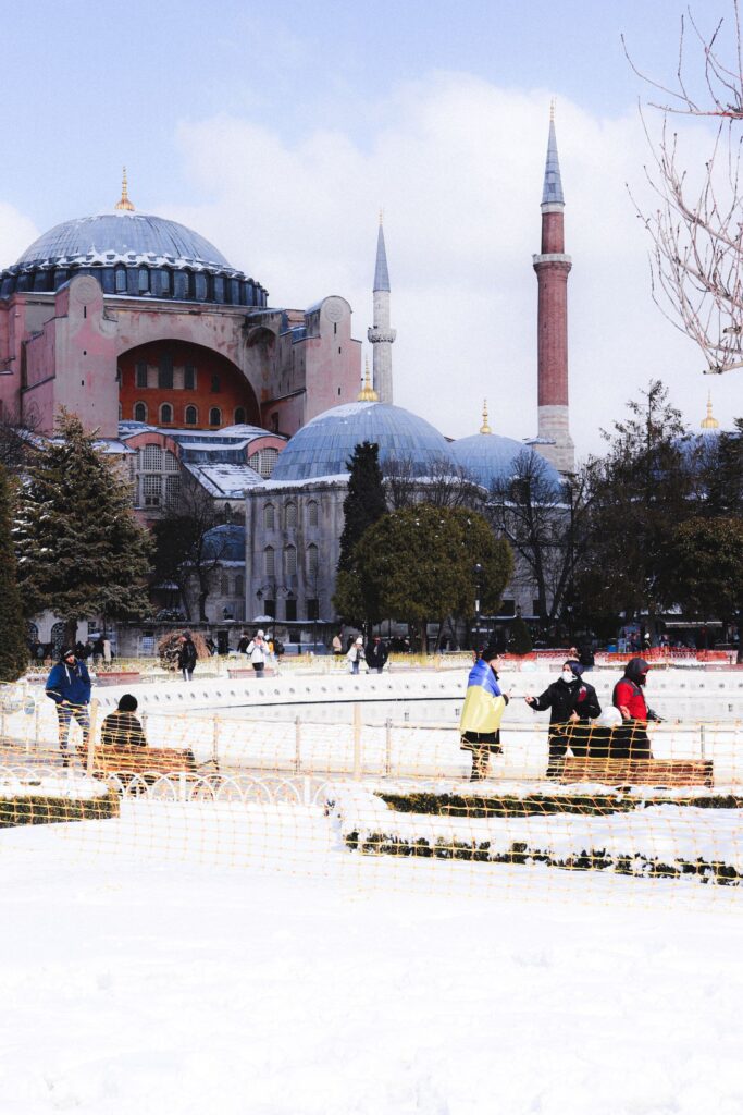 Hagia Sophia di Istanbul tertutup salju pada musim dingin bulan Desember