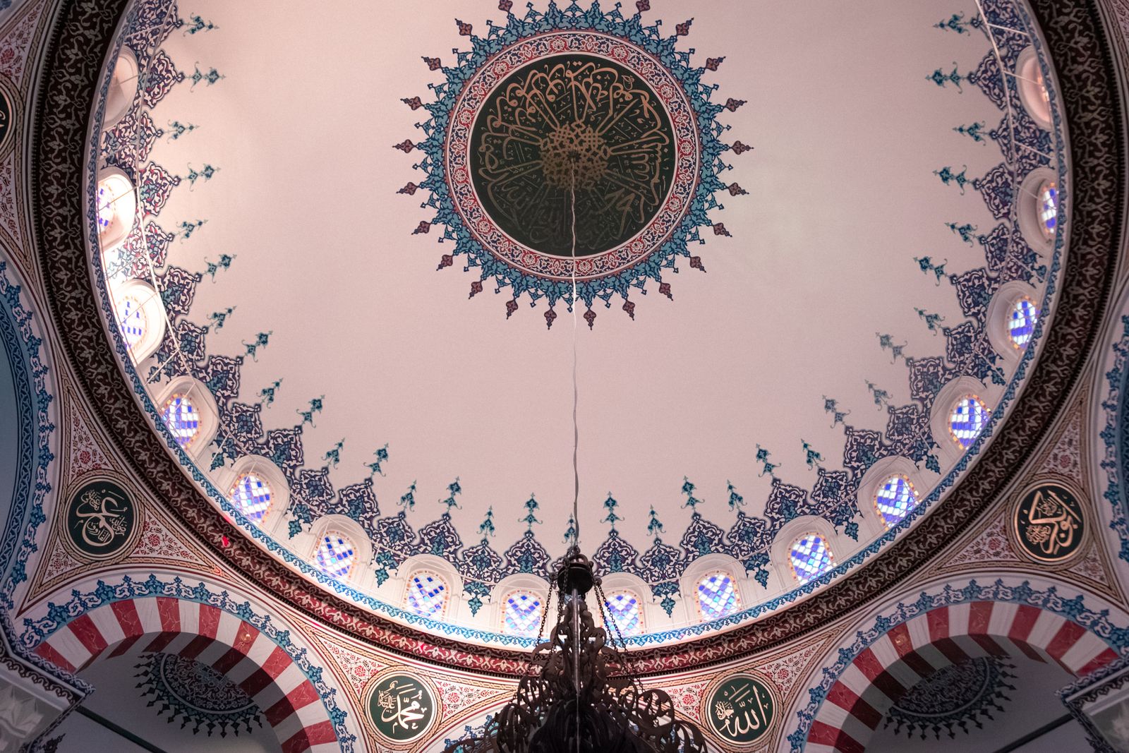 Detail kubah masjid Utsmani dengan ornamen Islami klasik Turki