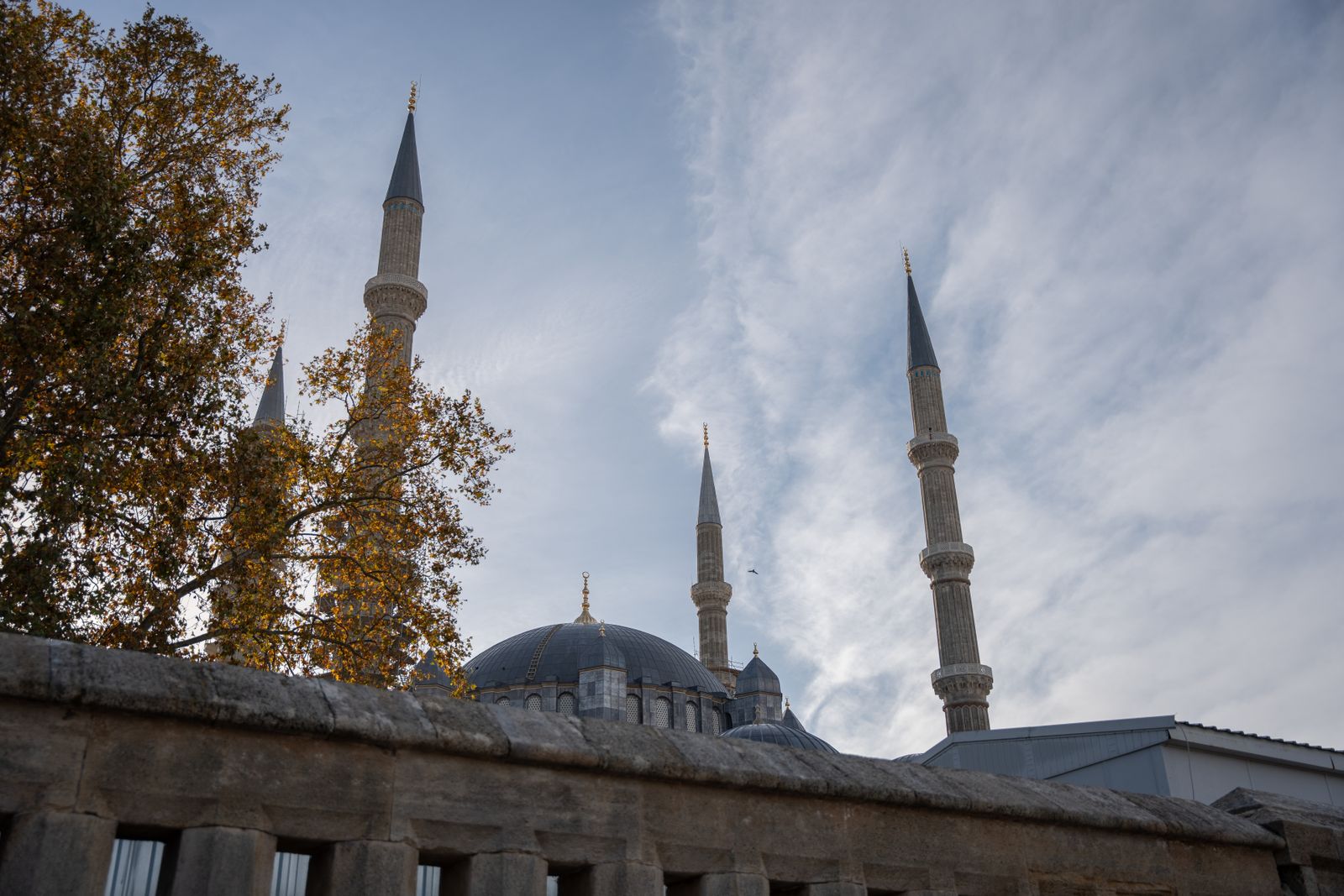 Menara dan kubah Masjid Selimiye di Edirne, Turki, terlihat dari kejauhan