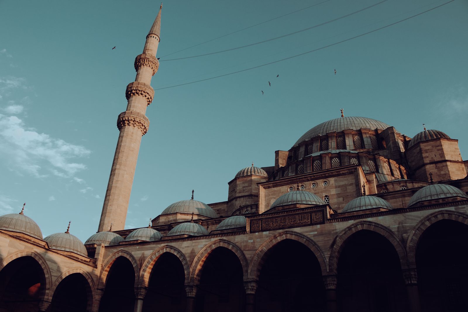 Masjid Süleymaniye di Istanbul dengan kubah besar dan menaranya saat hari cerah