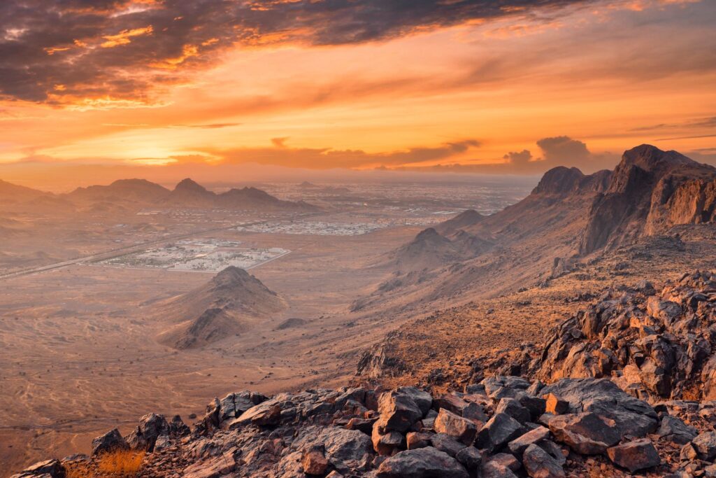Lanskap berbatu di kawasan Madinah, Arab Saudi, saat matahari terbenam