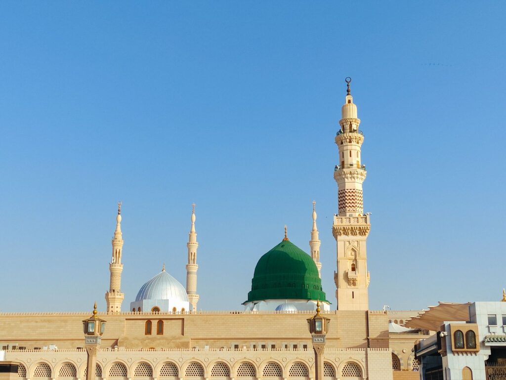 Masjid Nabawi di Madinah dengan menarinya yang menjulang
