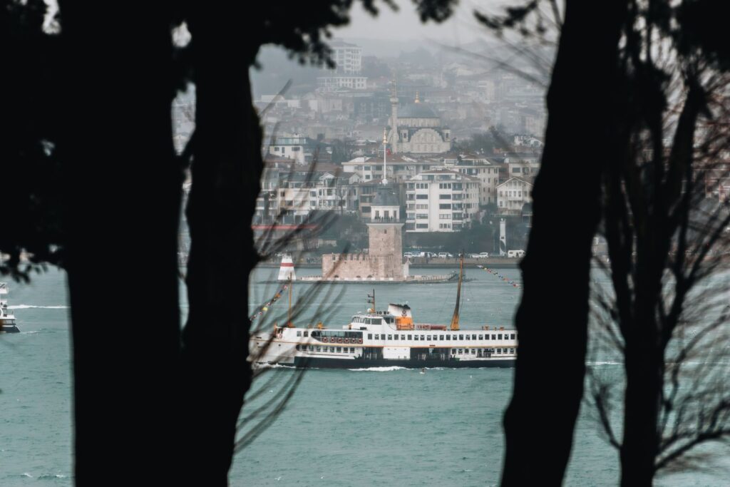 Kapal feri melintasi Selat Bosphorus dengan latar kota Istanbul