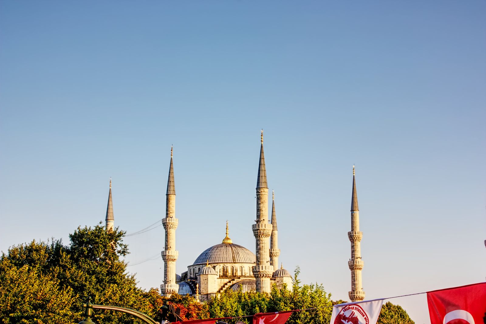 Menara dan kubah Masjid Biru Istanbul di bawah langit cerah