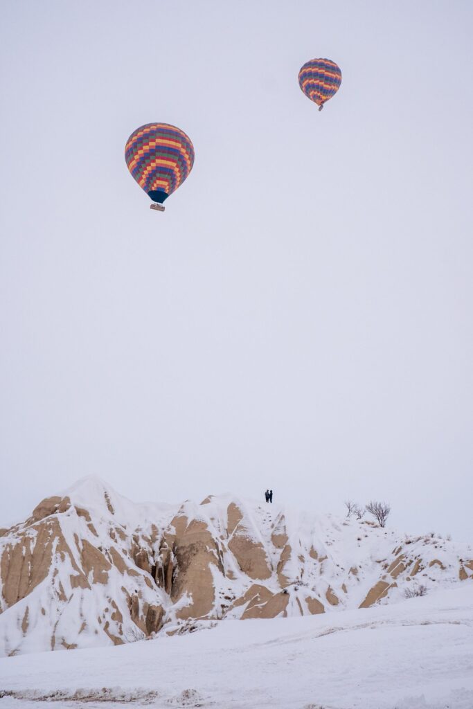 Balon udara musim dingin terbang di atas lembah Cappadocia Turki