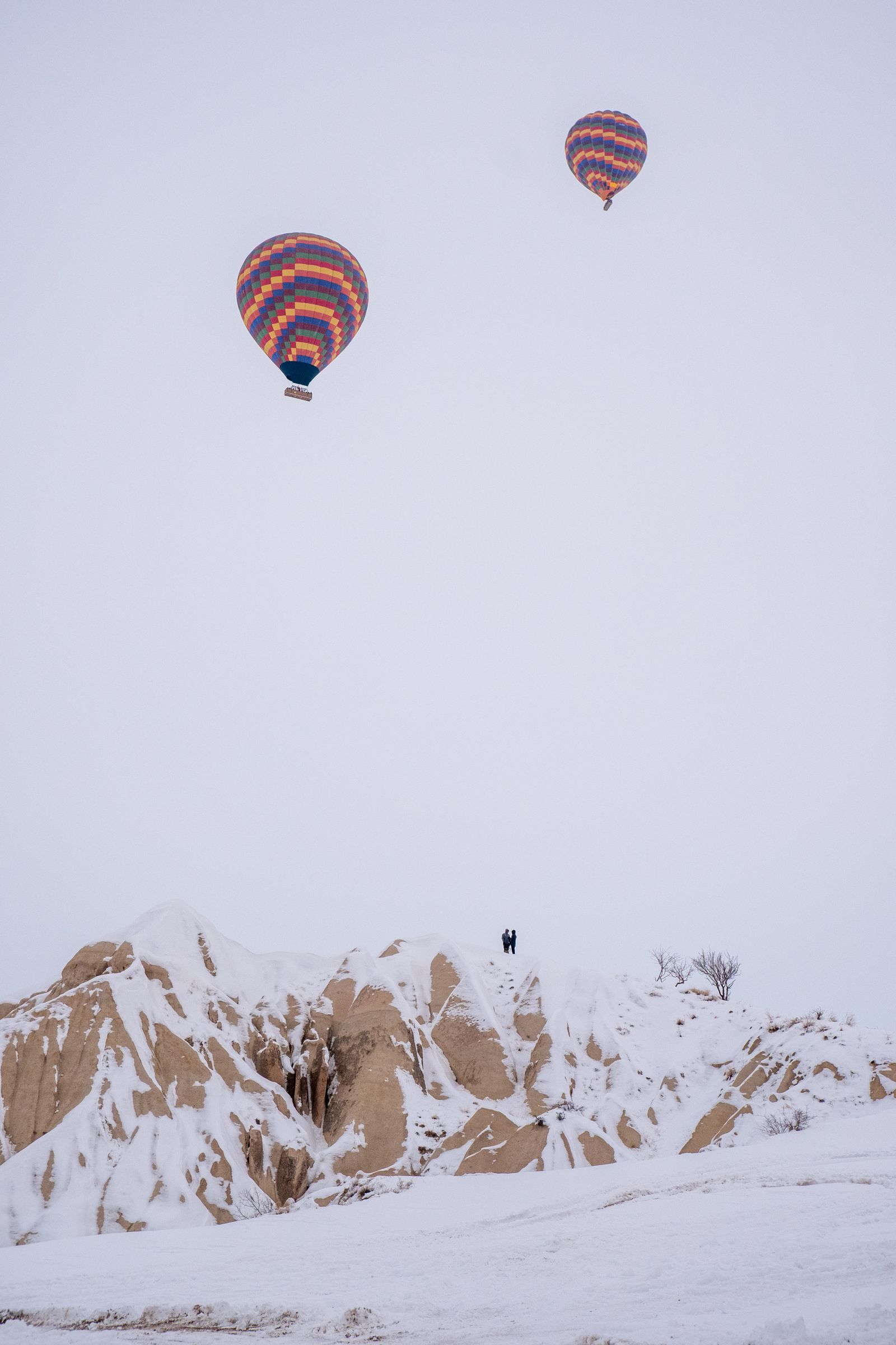 Balon udara musim dingin terbang di atas lembah Cappadocia Turki