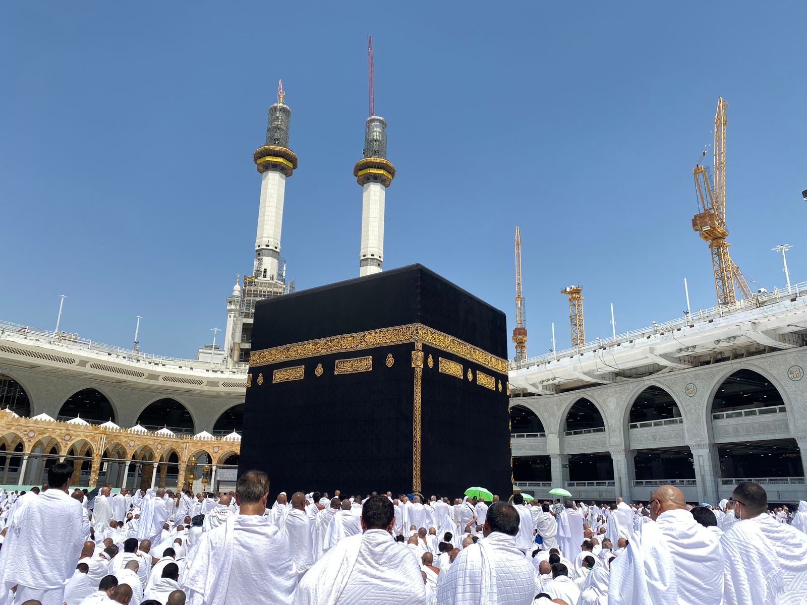 Jamaah umroh berputar mengelilingi Kaaba di Masjidil Haram Makkah