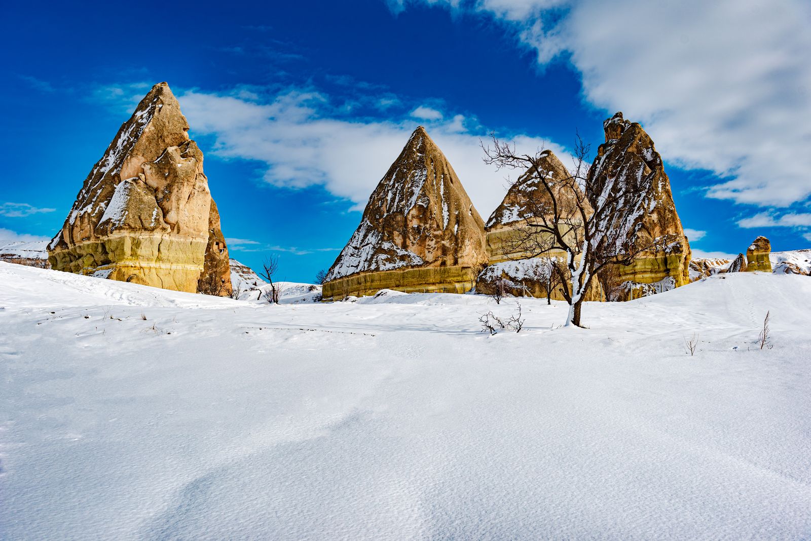 Formasi batu peri Cappadocia tertutup salju tebal pada musim dingin Februari