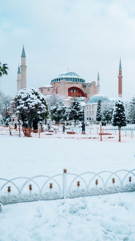Hagia Sophia tertutup salju pada hari Natal dan Tahun Baru di Istanbul
