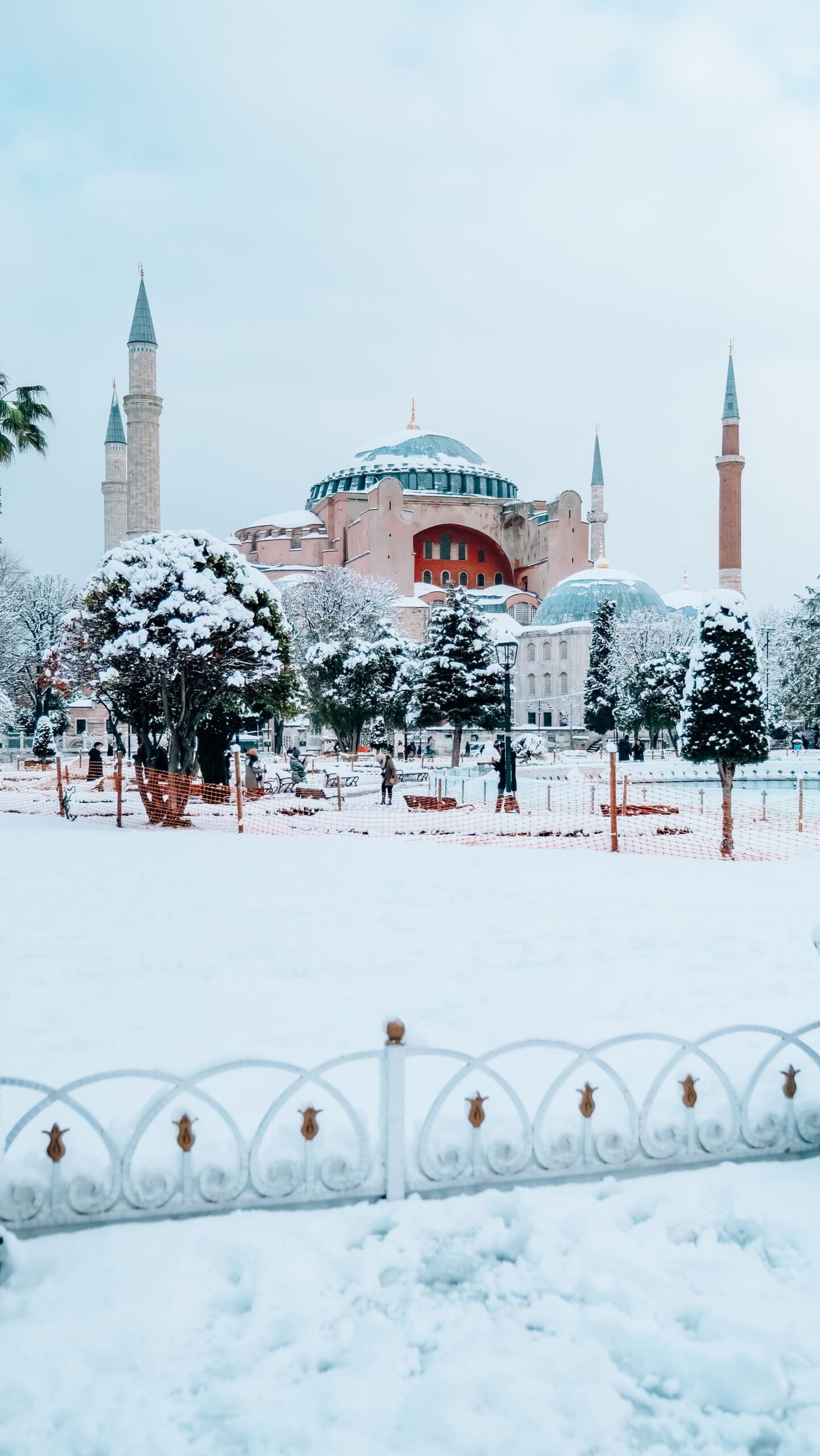 Hagia Sophia tertutup salju pada hari Natal dan Tahun Baru di Istanbul