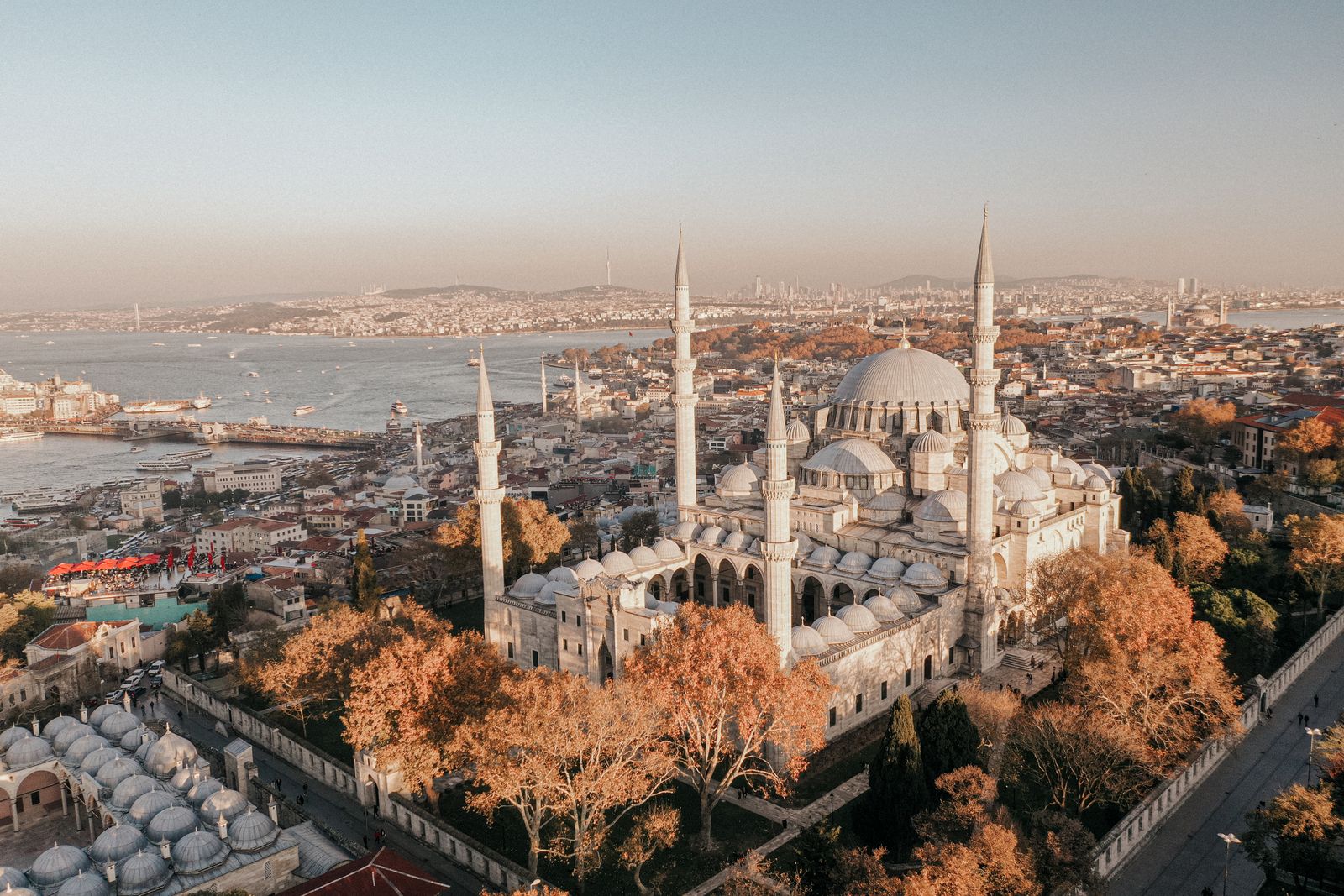 Masjid Biru Istanbul disinari cahaya keemasan musim gugur pada sore hari
